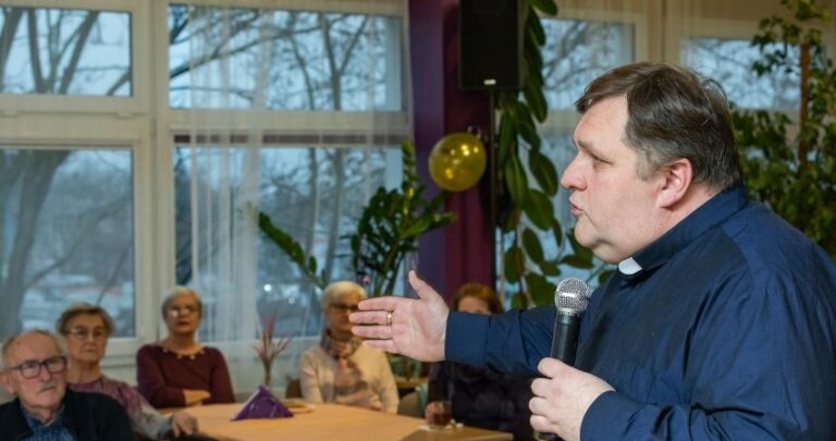 Read more about the article „Najlepszą lokatą jest człowiek” – ks. Sławomir Bar CM bohaterem artykułu w Expressie Bydgoskim