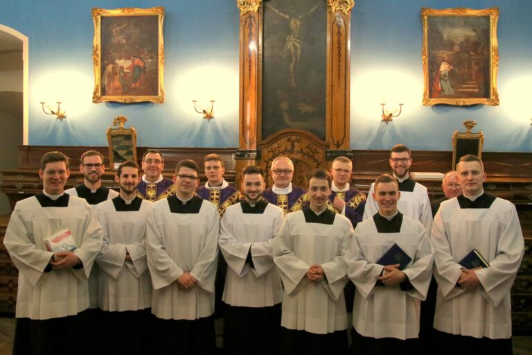 Read more about the article Posługi lektoratu i akolitatu