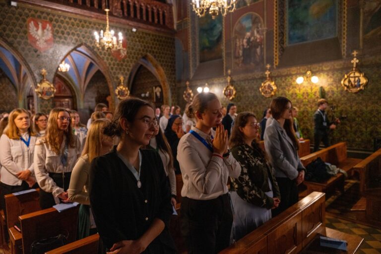Read more about the article Wincentyńska Młodzież Maryjna świadczy z nadzieją