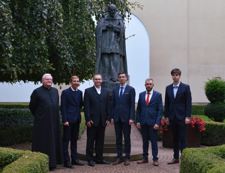 Read more about the article Nowi seminarzyści. Internum wystartowało!